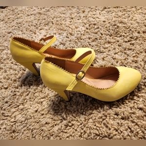 Beautiful light yellow dress shoe, kitten heel. Size 7. Worn once. J Adams